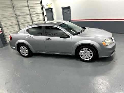 Used 2013 Dodge Avenger SE image 9