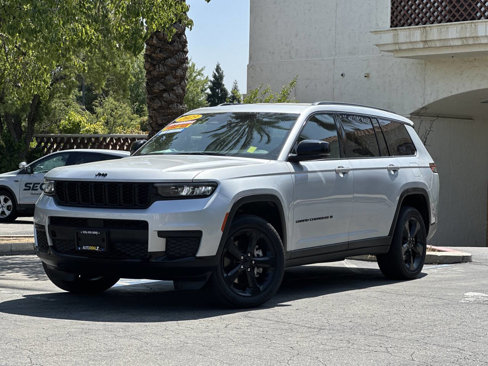 Used 2023 Jeep Grand Cherokee L Laredo image 1