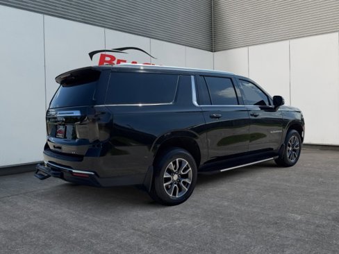 Used 2022 Chevrolet Suburban LT w/ Luxury Package image 9
