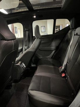 Used 2025 Volvo XC40 B5 Plus image 11