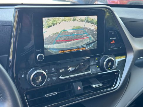 Certified 2024 Toyota Highlander XLE image 29