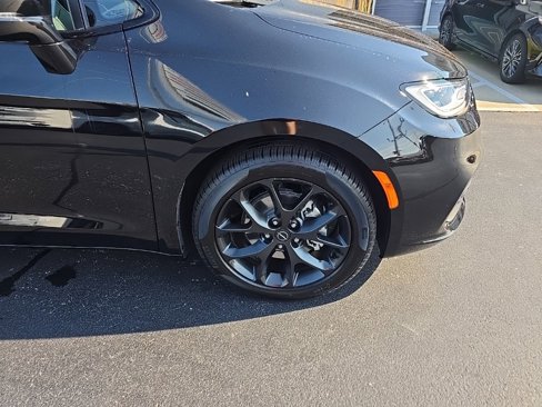 New 2026 Chrysler Pacifica Limited w/ S Appearance Package image 10
