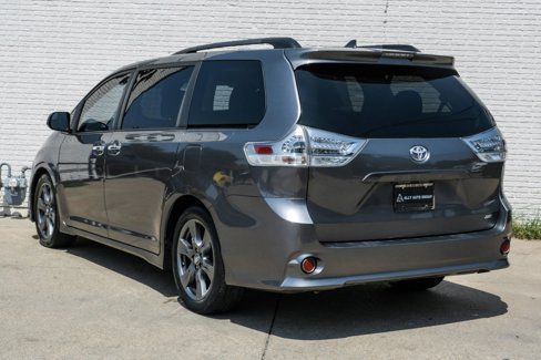 Used 2019 Toyota Sienna SE image 9