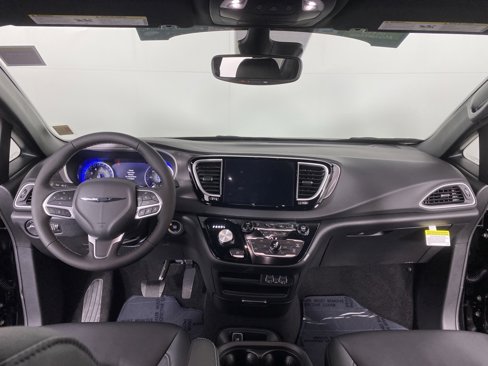 New 2025 Chrysler Voyager LX image 5