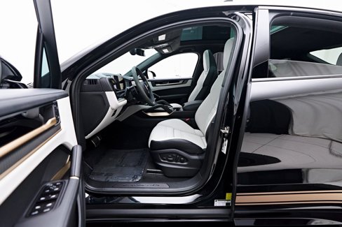 Used 2025 Porsche Cayenne GTS image 38