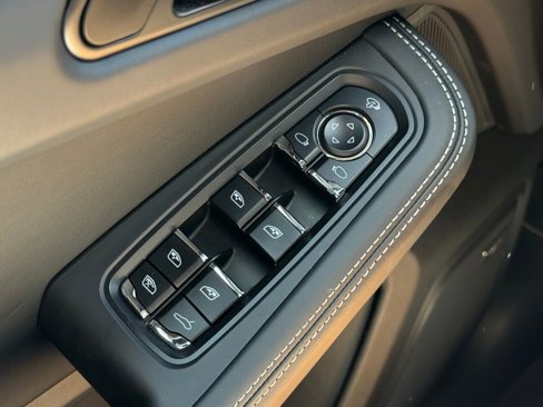 Used 2025 Porsche Macan GTS image 34