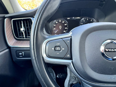 Used 2021 Volvo XC60 T5 Momentum w/ Premium Package image 15