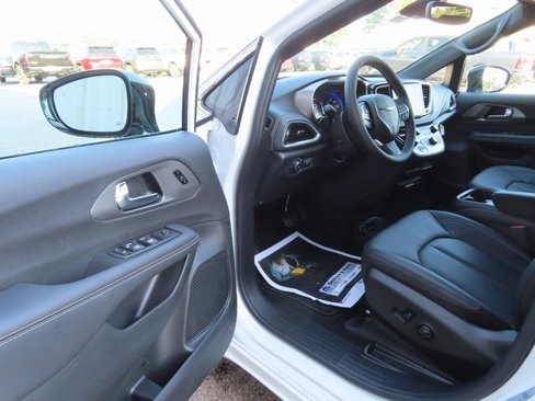 New 2026 Chrysler Pacifica Select image 16