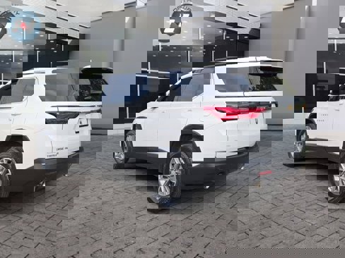 Used 2023 Chevrolet Traverse LT image 3