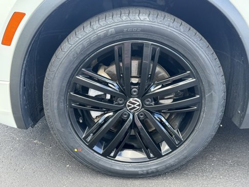 Used 2022 Volkswagen Tiguan SE R-Line image 43
