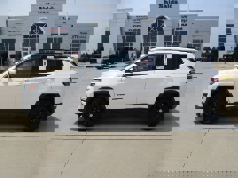 Used 2018 Jeep Compass Latitude image 3
