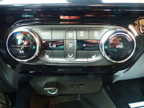 Used 2025 Chevrolet Trax RS w/ Sunroof Package image 32