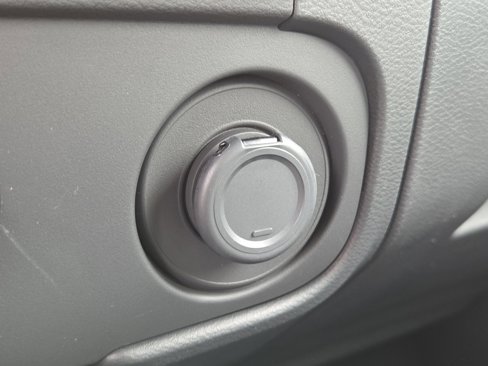 Used 2025 Nissan Frontier SV image 31