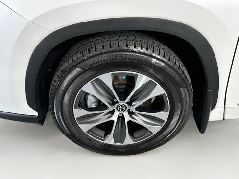 Used 2023 Toyota Highlander XLE image 9