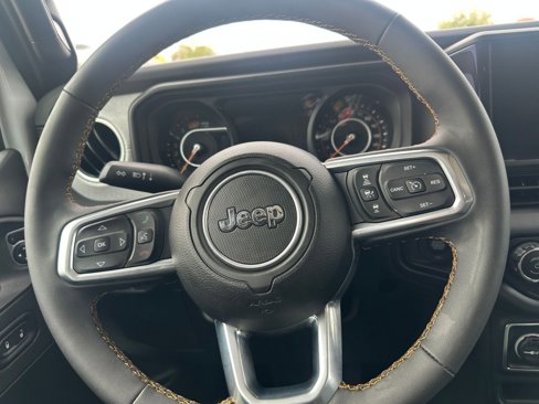 Used 2025 Jeep Wrangler Sahara image 27
