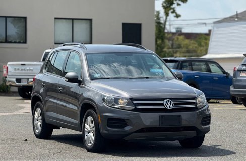 Used 2015 Volkswagen Tiguan S image 2