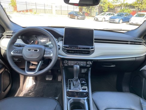 Used 2025 Jeep Compass Limited image 33