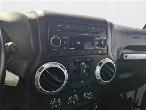 Used 2015 Jeep Wrangler Unlimited Rubicon w/ Connectivity Group image 13