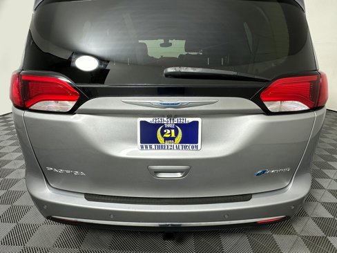 Used 2017 Chrysler Pacifica Premium image 12