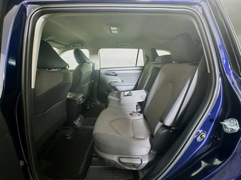 Used 2025 Toyota Highlander LE image 29