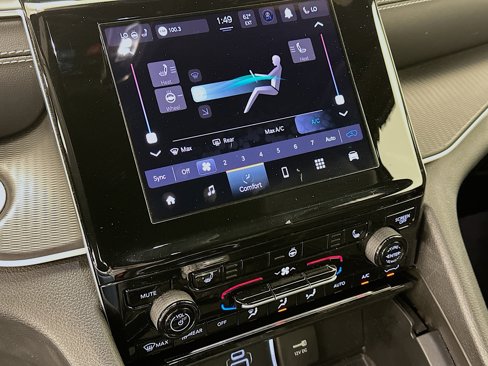 Used 2024 Jeep Grand Cherokee Altitude image 23