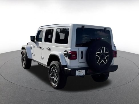 Used 2025 Jeep Wrangler Sahara image 11