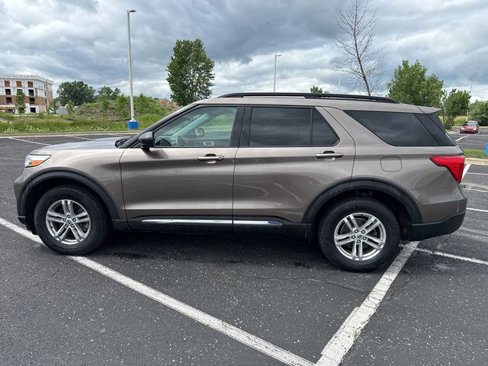 Used 2021 Ford Explorer XLT image 2