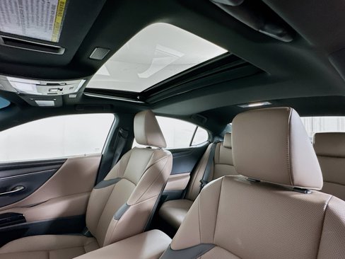 Used 2025 Lexus ES 300h w/ Premium Package image 26
