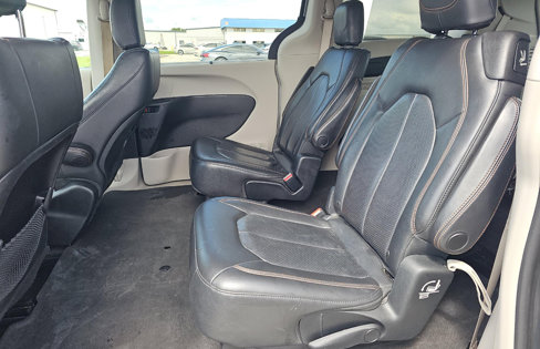 Used 2018 Chrysler Pacifica Touring-L image 11