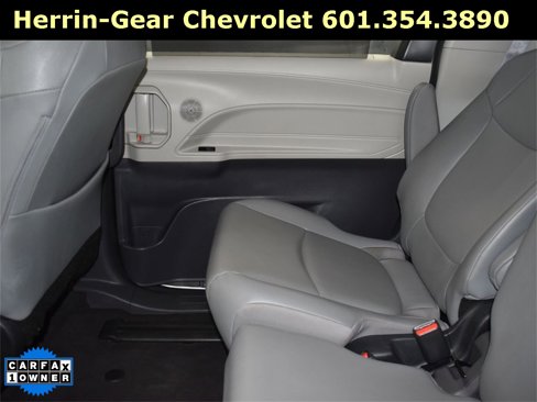 Used 2023 Toyota Sienna XLE image 18