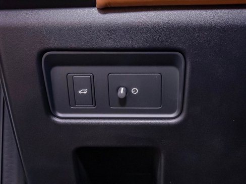 New 2025 Land Rover Discovery Metropolitan Edition image 11