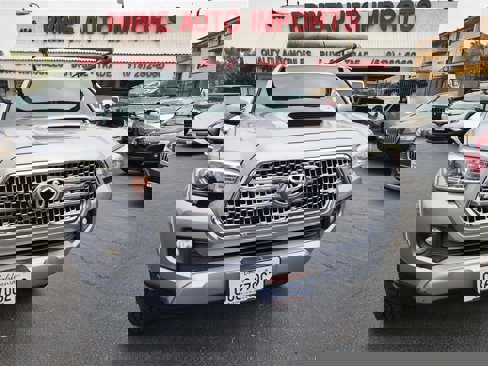 Used 2017 Toyota Tacoma TRD Sport image 21