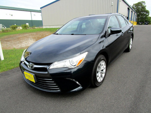 Used 2016 Toyota Camry LE image 1