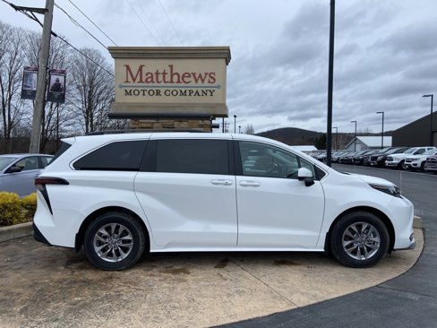 Used 2024 Toyota Sienna LE image 4
