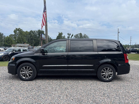 Used 2016 Chrysler Town & Country S image 1