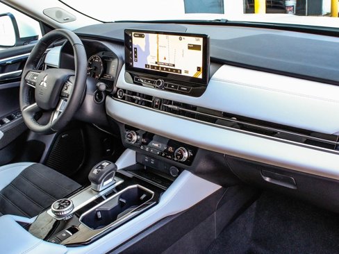 New 2025 Mitsubishi Outlander SE image 43