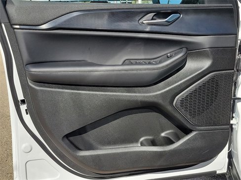 New 2025 Jeep Grand Cherokee Altitude image 11