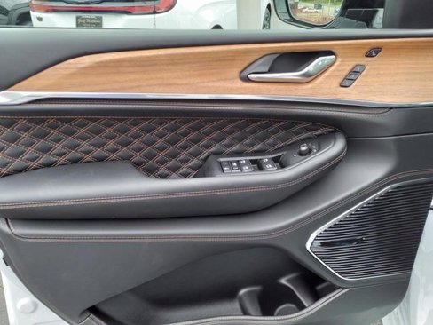 New 2025 Jeep Grand Cherokee Summit image 7