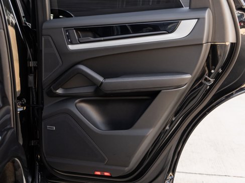 Used 2025 Porsche Cayenne image 35