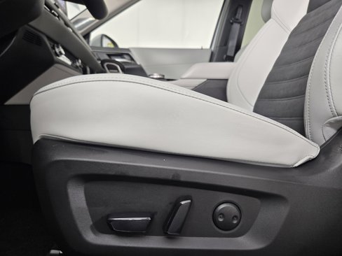 New 2025 Mitsubishi Outlander SE image 32