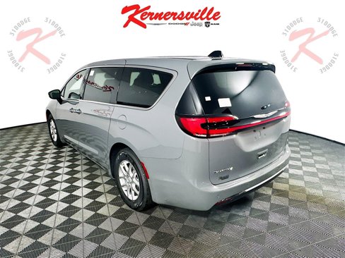 New 2025 Chrysler Pacifica Select image 5