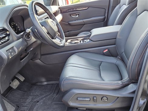 Used 2025 Honda Pilot TrailSport image 6