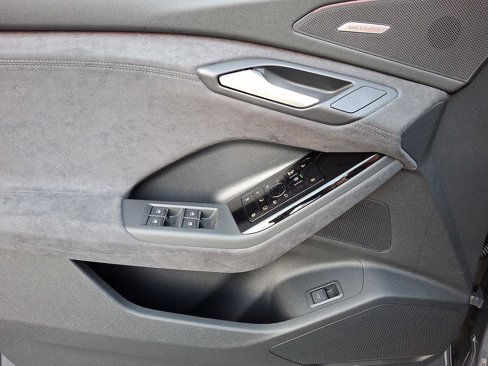 New 2025 Audi SQ6 e-tron Prestige image 9