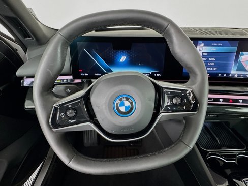 Used 2025 BMW i5 eDrive40i image 11