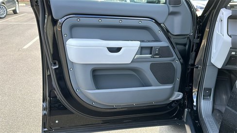 New 2025 Land Rover Defender 110 X-Dynamic SE image 9