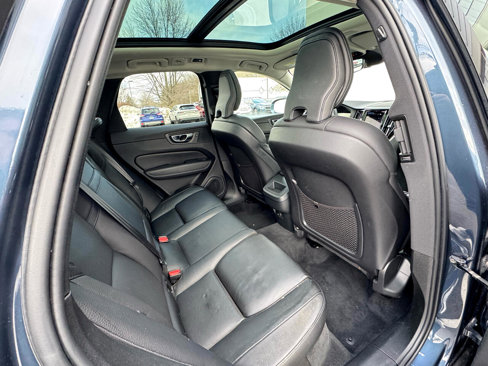 Used 2021 Volvo XC60 T5 Momentum w/ Premium Package image 6