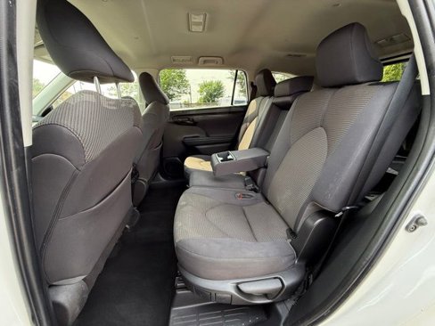 Used 2022 Toyota Highlander L image 25
