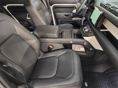 New 2024 Land Rover Defender 110 SE image 3