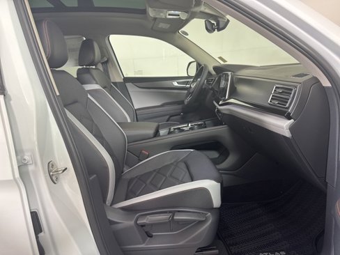 New 2025 Volkswagen Atlas Peak Edition SE image 4