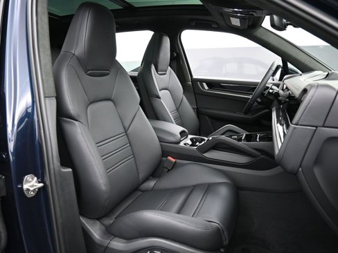 New 2025 Porsche Cayenne Turbo image 33